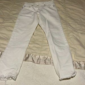 White Levi’s size 26
